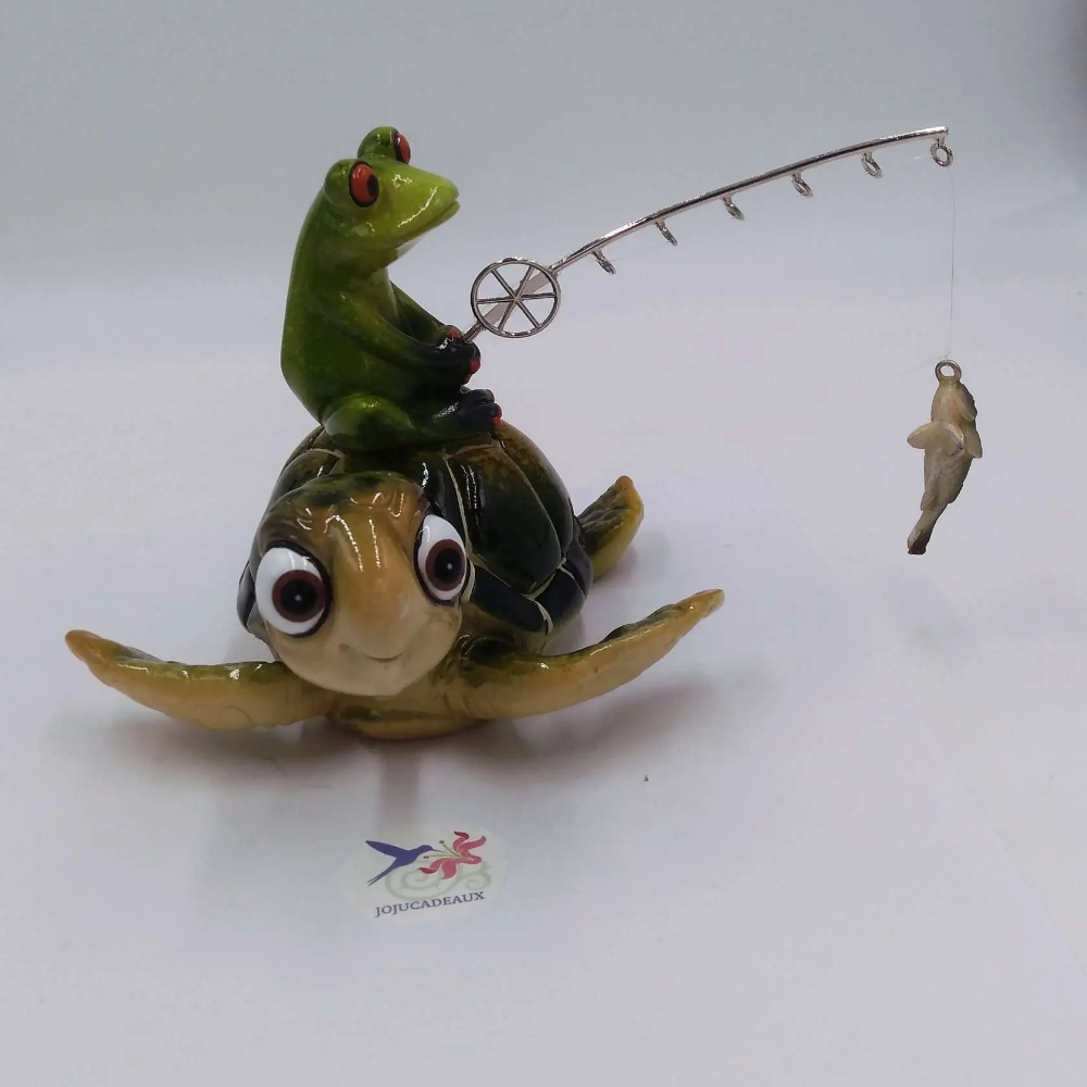 Grenouille pêcheuse sur tortue de mer en résine 11 CM