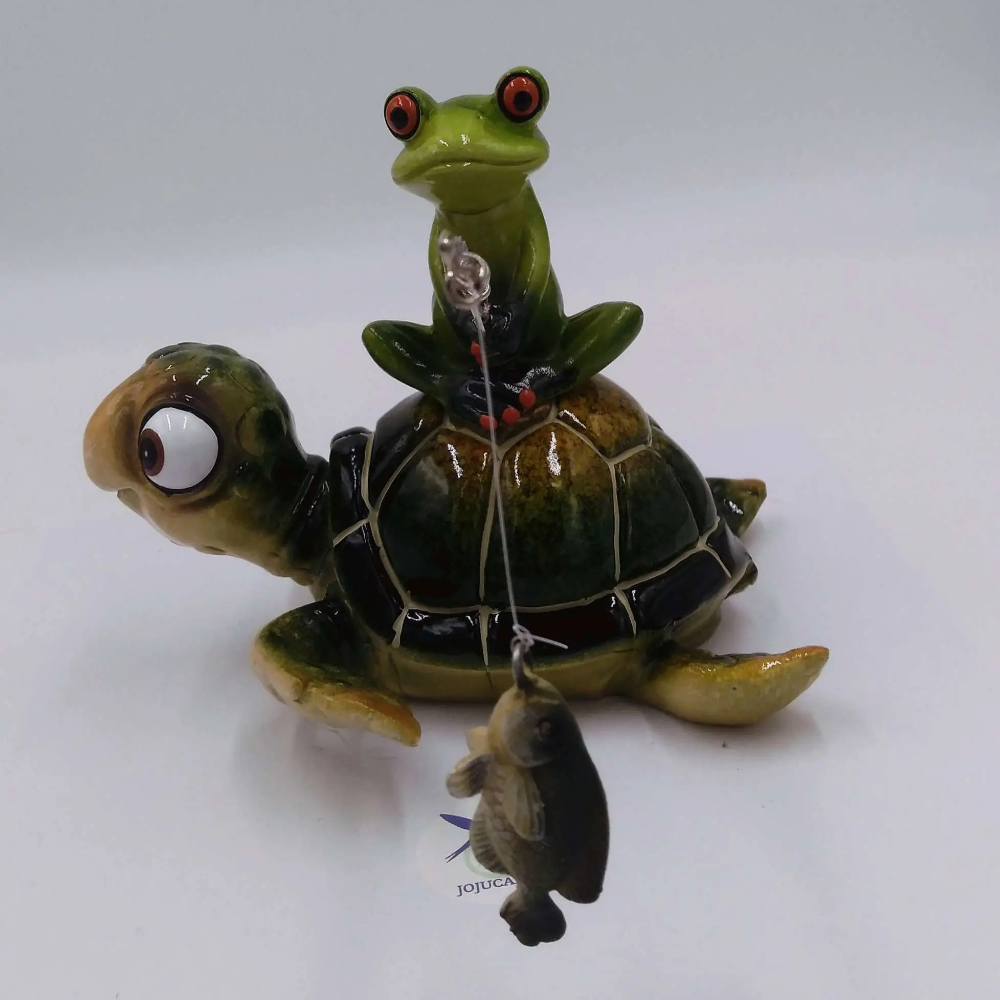 Grenouille pêcheuse sur tortue de mer en résine 11 CM