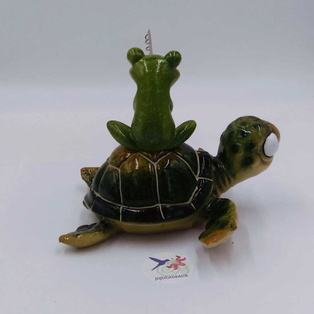 Grenouille pêcheuse sur tortue de mer en résine 11 CM